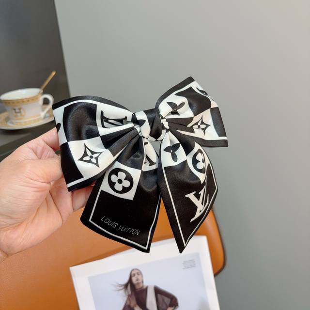 Comes with packaging. Louis Vuitton celebrity-endorsed bow hair clip, a classic
