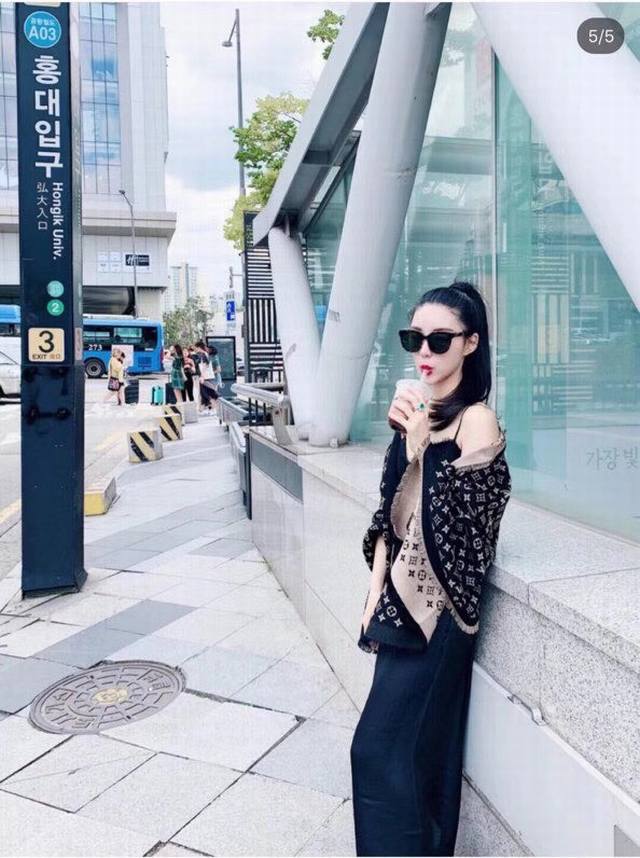 Rlv This high-quality LV Miss LV long scarf features a jacquard weave, depicting