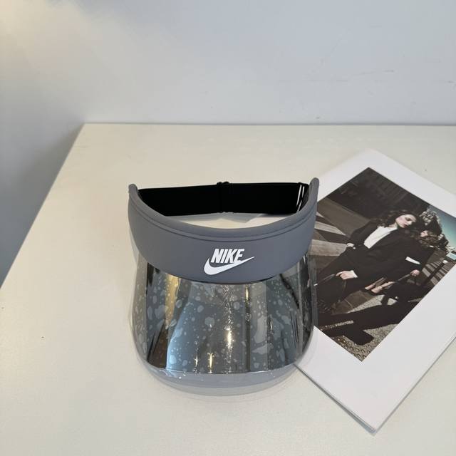 Nike new visor cap, a classic vintage item, a stylish piece, excellent quality.