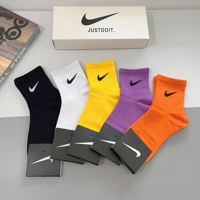 Box of 5 pairs of new Nike mid-calf socks ( brand), made of combed cotton, high-