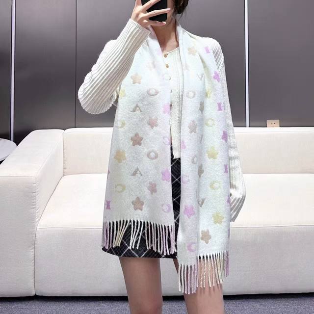 150 2025年Coach 最新款小花围巾， 太好看了Coach 小花披肩围巾 秋冬新款羊毛披肩围巾双面都可以搭配哦100%棉羊毛，尺寸183X31Cm