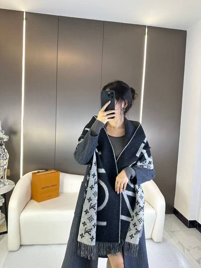 170 2025 New Arrival: Two-tone cashmere shawl/monogram split scarf, a design rem