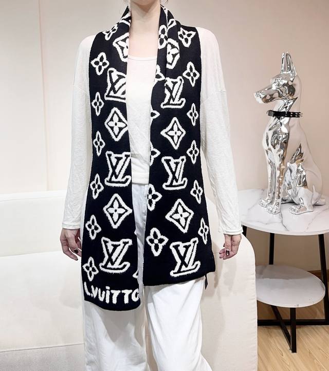 170 New Arrival! This LV scarf is a new and trending item on Xiaohongshu this ye