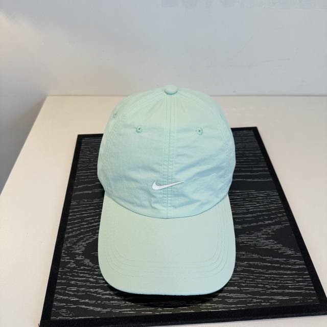 Nike baseball cap, a classic vintage item, a stylish piece, excellent quality.