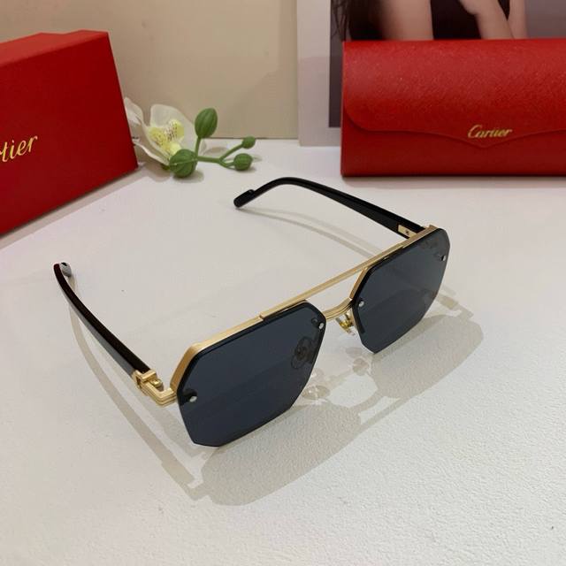 Cartier's new metal square sunglasses, stylish and trendy, perfect for outdoor d