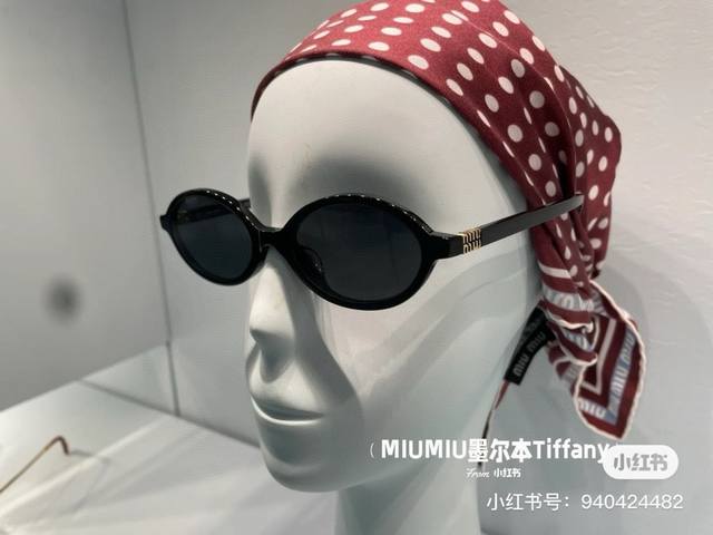 80￥pp 造型利器 Miumiu新款复古小椭圆框墨镜复古小椭圆框。时髦有型 造型利器 镜框和镜腿的设计线条感很强侧面镂空字母Logo增添了精致感