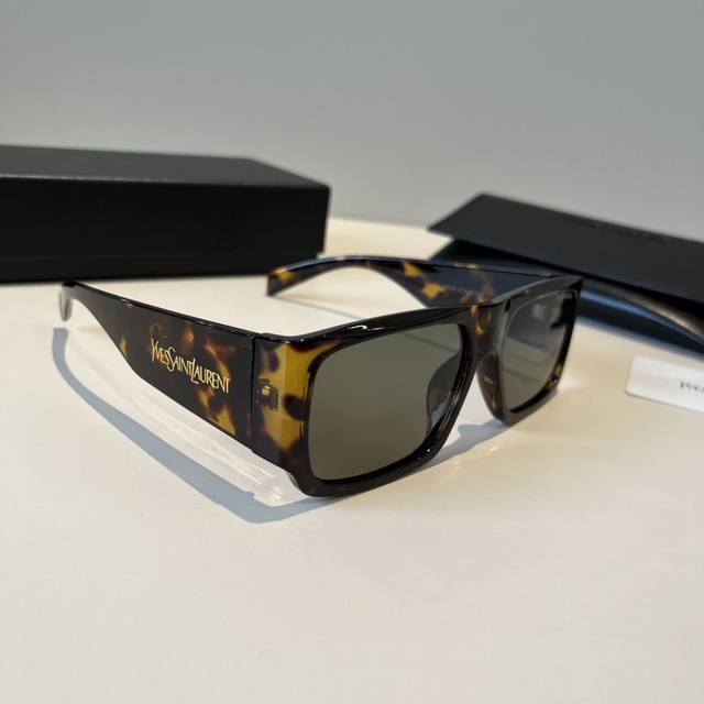 90￥pp 圣罗兰 Ysl Saint Laurenti新款窄框太阳眼镜 Saint Laurent新款窄框太阳眼镜黑色粗镜框线条平直，冷酷中性。与新颖独特呈现