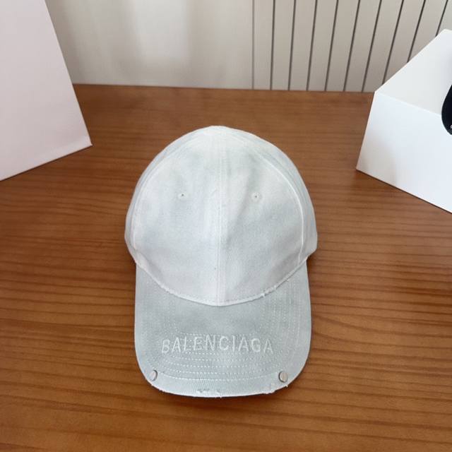 60 Balenciaga new washed baseball cap, cool colors, different styles for men and 60 Balenciaga new washed baseball cap, cool colors, different styles for men and
