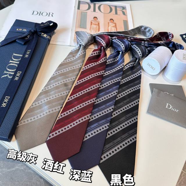 80特 这款领带向经典的藤格纹图案致敬。采用海军蓝色、蓝色和白色桑蚕丝提花面料精心制作，条纹图案点缀以 Cd Icon 标志，更显精致。可与各式西装搭配提升格调