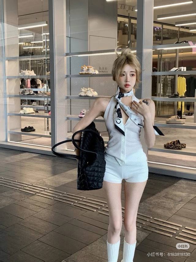 山茶花香奈儿Twilly小丝巾来了，Chanel 卡通字母 名副其实的小可爱， 人手三条闭眼收，我都不拦着 N久都没有见过这么好看的Twilly 真的是真香本香