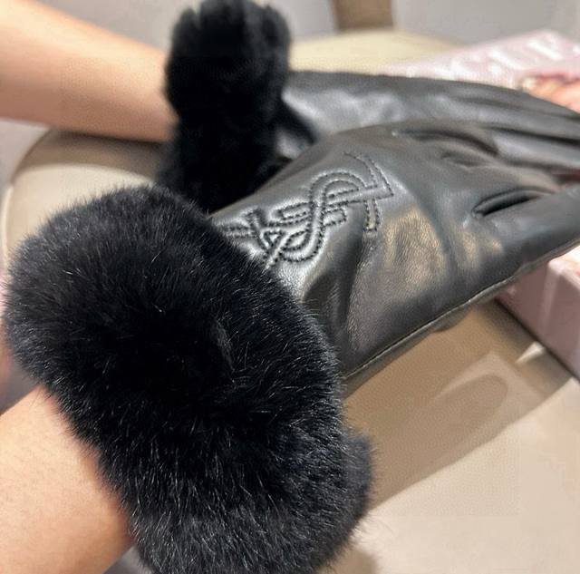 2025新款独家首发圣罗兰Yls懒兔毛触屏女款手套 原单品质 官网同步女士新款高档羊皮手套女神首选 不可错过百分百选用进口羊皮 皮质细腻柔软 认准进口羊皮特有手