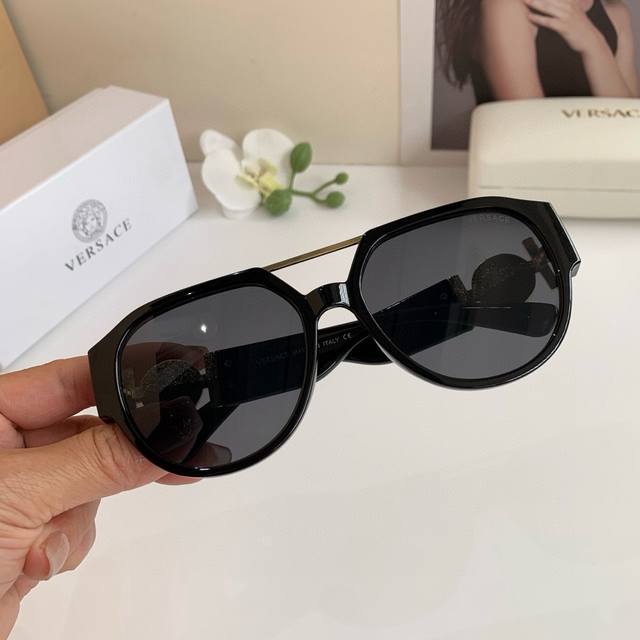 Versace's new square-frame polarized sunglasses are high-quality, comfortable to Versace's new square-frame polarized sunglasses are high-quality, comfortable to
