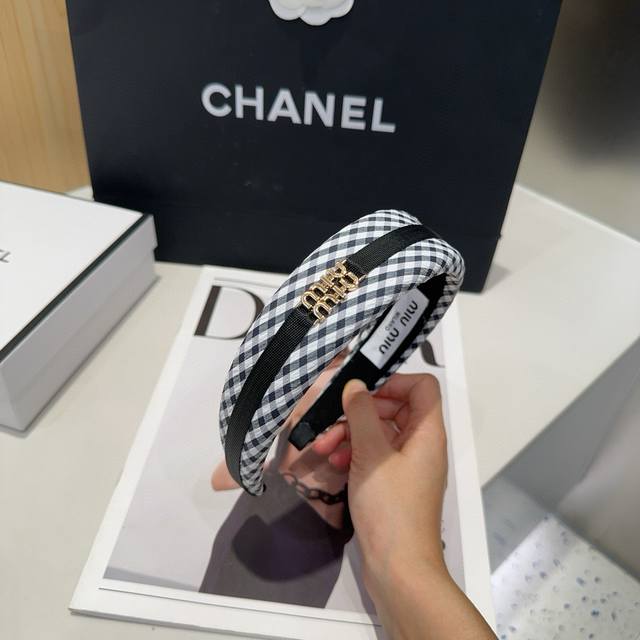 Comes with packaging box. 's new Miumiu plaid headband is simple, elegant, pract
