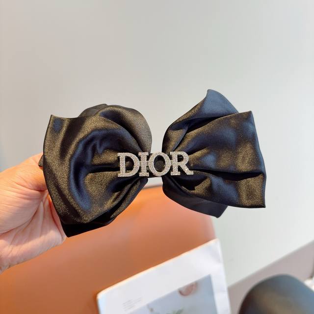 配包装 Dior 迪奥 明星同款蝴蝶结抓夹发夹 弹弓夹 网红推荐款 复古蝴蝶结款，超级百搭哦！敲黑板推荐，让你秒变大牌范儿！