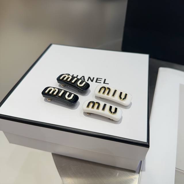 Comes with packaging box. Miumiu new letter-print small side clip for bangs, a p