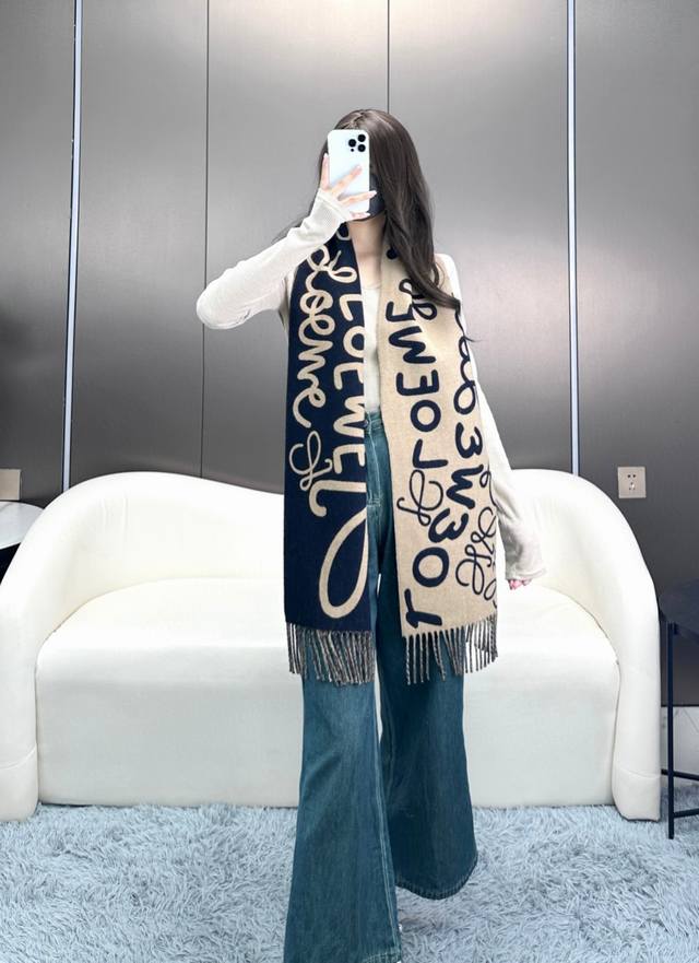 140 高品质跑量质量 Loewe 年最新款，罗意威涂鸦款双面围巾，男女同款。Loewe超美新款围巾！超级推荐入手！超难买哦！原单品质好货，甩市场货N条街，进出