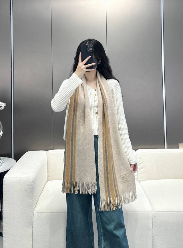 180 上新！ 年男女同款，百分百纯羊绒 Loewe 罗意微 同步专柜，高端羊绒针织围巾！ 可正式，可随意，非常Classical的设计。这款织法比较难，又很费