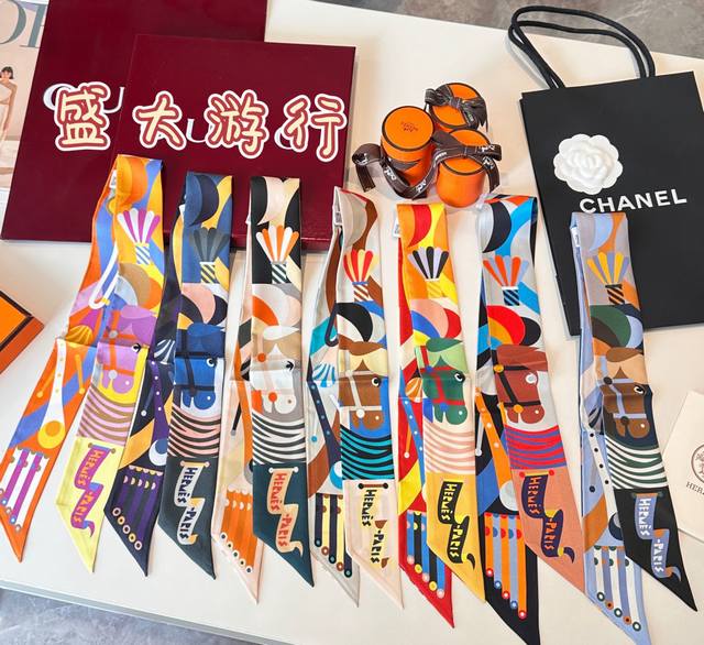 60上新,“盛大游行”爱马仕重磅斜纹真丝飘带,正品开版,专柜同步 爱马仕新款Twilly,顶级斜纹真丝打造 超精细的印花 字迹非常清晰 规格:5X86Cm,10 60上新,“盛大游行”爱马仕重磅斜纹真丝飘带,正品开版,专柜同步 爱马仕新款Twilly,顶级斜纹真丝打造 超精细的印花 字迹非常清晰 规格:5X86Cm,10