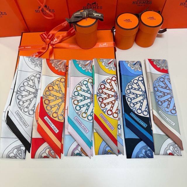 爱马仕Hermes“万花筒效应”Twilly小丝巾。 Twilly真丝缎带 100%桑蚕丝 。 这款小巧的真丝配饰佩戴方式千变万化,可为您的日常造型增添灵动妙趣 爱马仕Hermes“万花筒效应”Twilly小丝巾。 Twilly真丝缎带 100%桑蚕丝 。 这款小巧的真丝配饰佩戴方式千变万化,可为您的日常造型增添灵动妙趣