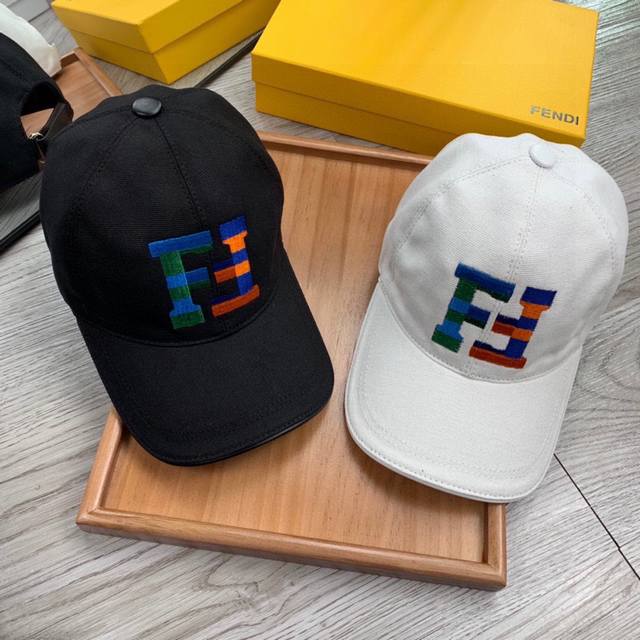 p。F家。刺绣款。 超A品质 最新款！时尚潮流，高端做工！每一个帽子都是用心之作！牛津材质！头层牛皮！配盒子、防尘袋、卡片！非一般的品质，细节也很重要。真皮帽钉