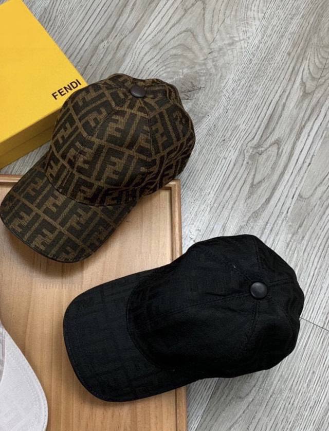 p。F家。经典老花。 超A品质 最新款！时尚潮流，高端做工！每一个帽子都是用心之作！牛津材质！头层牛皮！配盒子、防尘袋、卡片！非一般的品质，细节也很重要。真皮帽