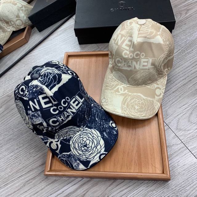 p。C家。印花款 超A品质 最新款！时尚潮流，高端做工！每一个帽子都是用心之作！牛津材质！头层牛皮！配盒子、防尘袋、卡片！非一般的品质，细节也很重要。真皮帽钉，