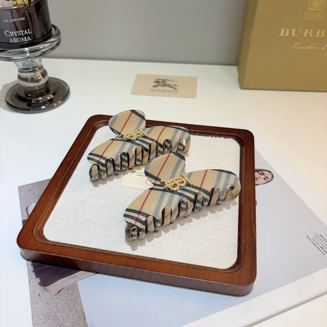 Burberry new classic check check claw clip/ponytail clip with packaging . The cu