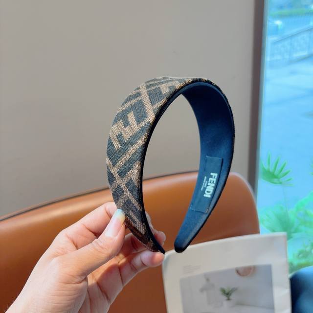 配包装 Fendi 芬迪 经典新款高版本双层大牌发箍, 网红爆款双F字母防滑头箍、让你的魅力绽放 清新淑女范让时尚更简单。