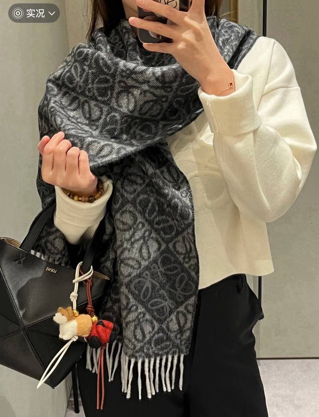 160高版植绒版本 Loewe罗意威新款最火围巾，双面羊毛和羊绒围巾，角落饰有 Anagram 簇绒刺绣Logo，点缀双色格纹 Anagram 缇花图案。奶茶色