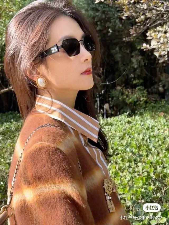 90￥ppmiu Miu 热门款 太阳墨镜Miu Miu Mod: Smu 53W Size:58-18-140