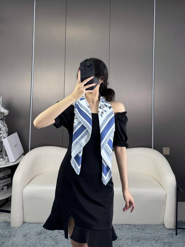 140 品名: 墨西哥花朵 面料：真丝 尺寸：90*90 颜色： 蓝色 粉色 绿色 这款白色方巾饰以彼得罗 鲁福 pietro Ruffo 设计的淡粉色 Mex