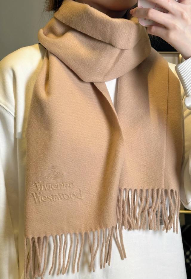 140墨绿色小红书爆款“Vivienne Westwood”薇薇安西太后羊绒羊毛围巾 西太后 英国时装设计师，时装的朋克之母！时尚潮流引领者，超美的设计！简约大