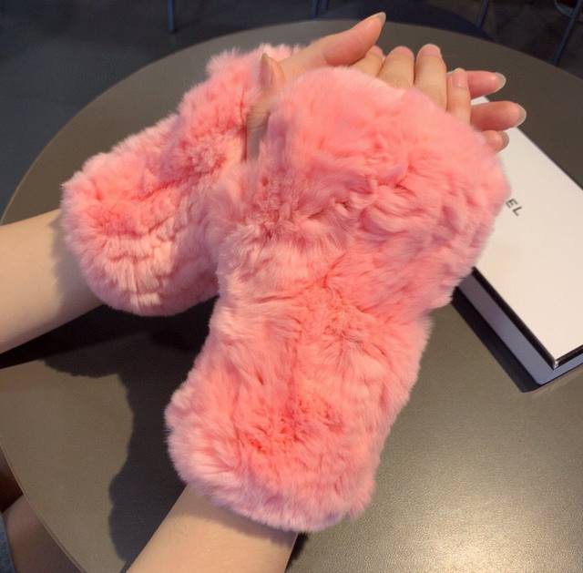 Chanel 2025 Fall/Winter Slippery Rabbit Fur Fingerless Gloves - A must-have for Chanel 2025 Fall/Winter Slippery Rabbit Fur Fingerless Gloves - A must-have for