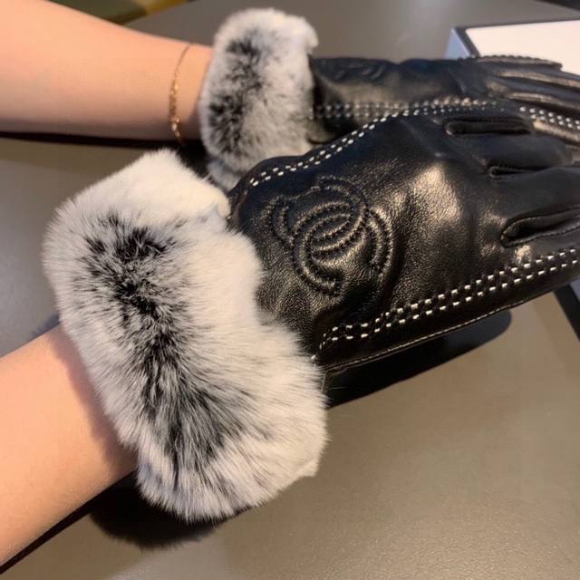 Chanel Fall/Winter Slippery Rabbit Fur Lambskin Gloves for Touchscreen Phones. W Chanel Fall/Winter Slippery Rabbit Fur Lambskin Gloves for Touchscreen Phones. W