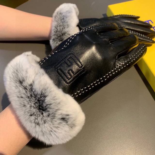芬迪Fendi2026秋冬懒兔毛羊皮刺绣手套手机触屏，值得对比同款不同品质，秒杀市场差产品，进口一级羊皮懒兔毛内里加绒 经典不过时款.喜欢可以入手了，这种品质的