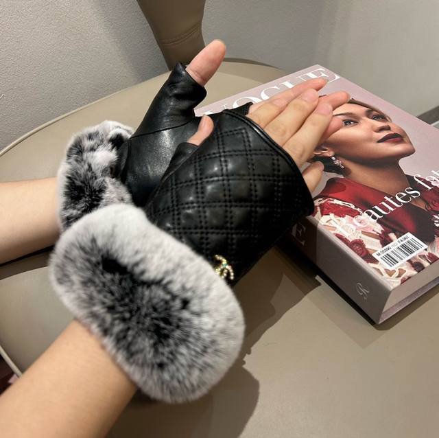 Chanel 2025 Fall/Winter Short Rabbit Fur Gloves - Worth comparing with similar s Chanel 2025 Fall/Winter Short Rabbit Fur Gloves - Worth comparing with similar s