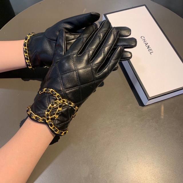 Chanel 2025 Double C Chain Autumn/Winter Motorcycle Gloves, beautiful and worth Chanel 2025 Double C Chain Autumn/Winter Motorcycle Gloves, beautiful and worth