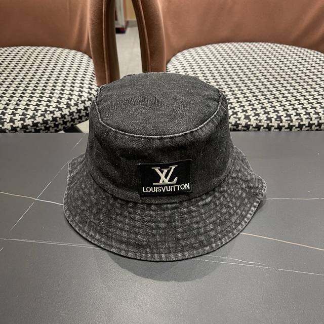 Louis Vuitton's new denim bucket hat exudes high-end luxury! Simple yet stylish,