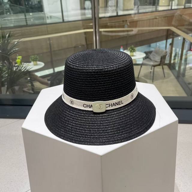 Chanel straw hat, new style, elegant fit, head circumference 59cm. Chanel straw hat, new style, elegant fit, head circumference 59cm.