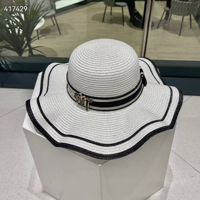 Dior's new straw hat with color blocking and a wide brim, a must-have for vacati