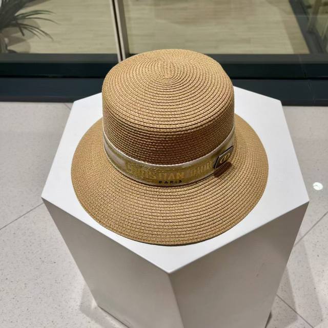 Dior's new bucket straw sun hat, a beachy style, simple and elegant, a versatile