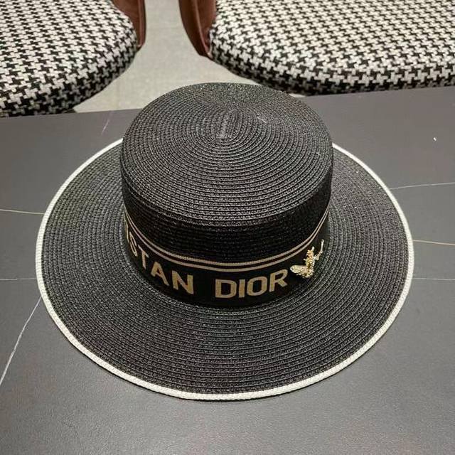 Dior flat-top straw hat, a super stylish straw hat~ The perfect choice for going