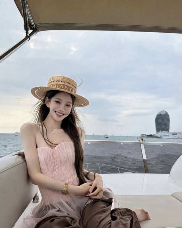 Chanel Raffia straw hat, a travel essential, head circumference 57cm. Chanel Raffia straw hat, a travel essential, head circumference 57cm.