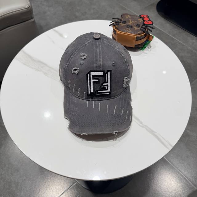 Fend*芬迪棒球帽 芬迪家的帽型简直无可挑剔！巨正！ 气场强大！高颜值在线，分分钟Ko市场版本！ 首批上架！开抢！