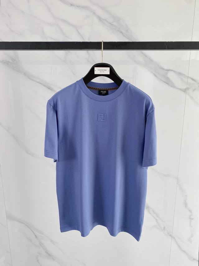 Fendi 芬迪 2026Ss 春夏新款首发专柜最新款短袖圆领T恤 高端订制 设计前卫时尚!品牌Logo重工艺设计 高端定制纯棉面料.手感柔软.穿着舒适.专柜级 Fendi 芬迪 2026Ss 春夏新款首发专柜最新款短袖圆领T恤 高端订制 设计前卫时尚!品牌Logo重工艺设计 高端定制纯棉面料.手感柔软.穿着舒适.专柜级
