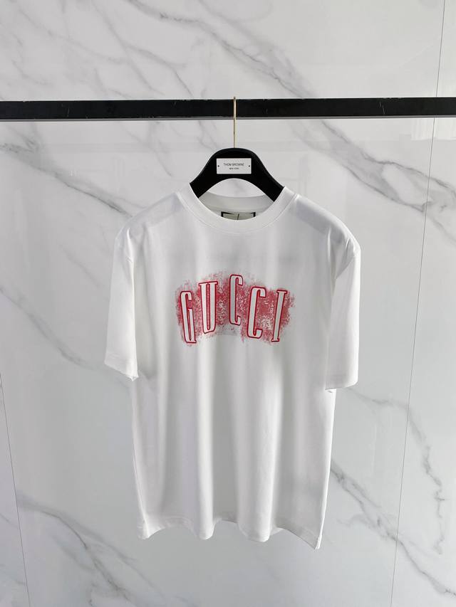 Gucci 古奇 2026Ss 春夏新款首发专柜最新款短袖圆领T恤 高端订制 设计前卫时尚!品牌Logo重工艺设计 高端定制纯棉面料.手感柔软.穿着舒适.专柜级 Gucci 古奇 2026Ss 春夏新款首发专柜最新款短袖圆领T恤 高端订制 设计前卫时尚!品牌Logo重工艺设计 高端定制纯棉面料.手感柔软.穿着舒适.专柜级