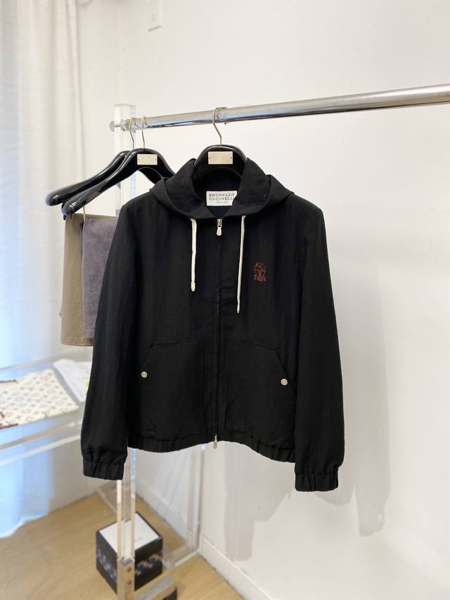 Brunello Cucinelli、2026新品夹克外套，时尚帅气，简约百搭款，胸前精致刺绣图Logo，定制原版面料，不仅挺括，保持潮流的廓形，又穿着舒适，纱