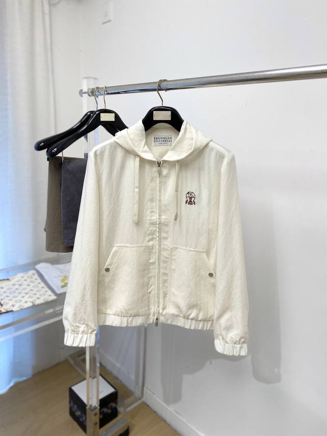 Brunello Cucinelli、2026新品夹克外套，时尚帅气，简约百搭款，胸前精致刺绣图案Logo，定制原版面料，不仅挺括，保持潮流的廓形，又穿着舒适，