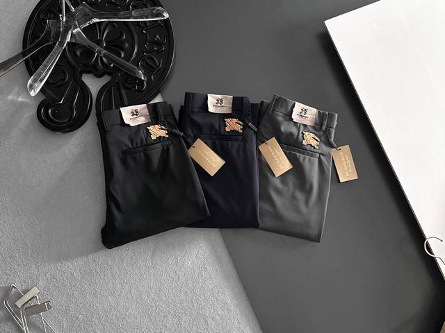 Burberry巴宝莉 休闲裤 西裤 新款 四季款 高级定制裤子专用面料 定制原版五金 重工工艺打造 车工走线精细 定制面料 柔软舒适 质感显著 辅料精美 上身 Burberry巴宝莉 休闲裤 西裤 新款 四季款 高级定制裤子专用面料 定制原版五金 重工工艺打造 车工走线精细 定制面料 柔软舒适 质感显著 辅料精美 上身
