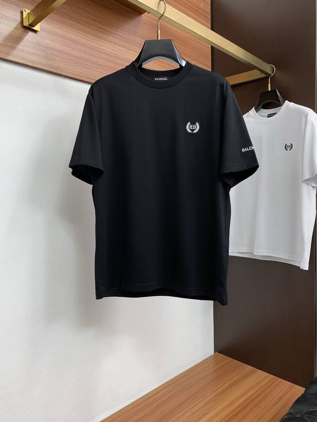 巴黎世家 Ss新工艺Logo纯棉质微阔版圆领男士短袖T恤，新季新推系列将标识巧妙融入设计，塑就一系列充满复古风情的运动风单品。在这款百搭T恤上，带着一丝怀旧意蕴